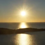 Na emigratie naar Spanje: Uitzicht vanaf een Spaans strand naar de ondergaande zon.